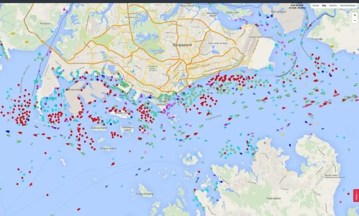 图中密密麻麻的红点代表正在新加坡海域漂浮的满载原油的轮船。