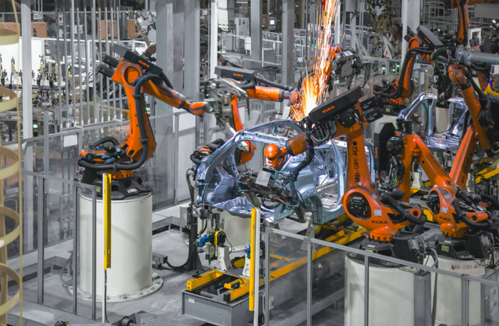 图为长安汽车智能化制造工厂。