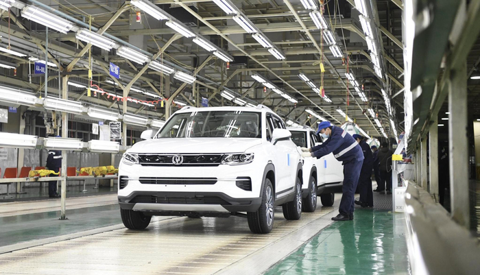 图为长安汽车复工复产。