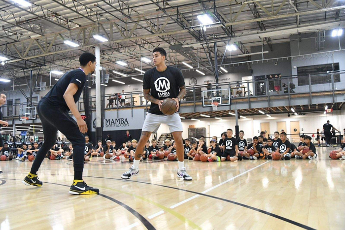  库兹马（右）来到曼巴学院。