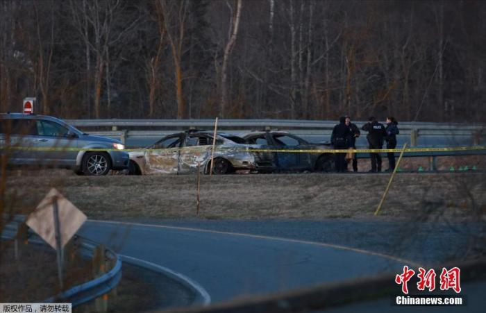  当地时间19日，加拿大警方发布消息称，新斯科舍省发生枪击事件。图为警察封锁道路。