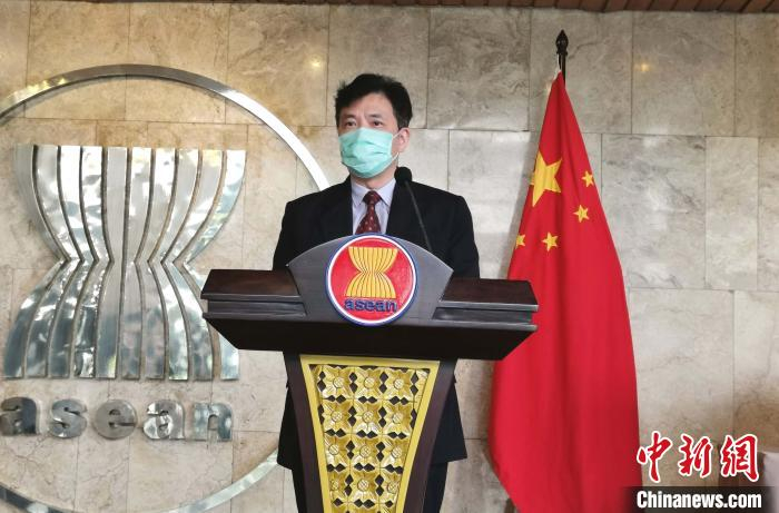 图为中国驻东盟大使邓锡军在捐赠仪式上致辞。中国驻东盟使团 供图