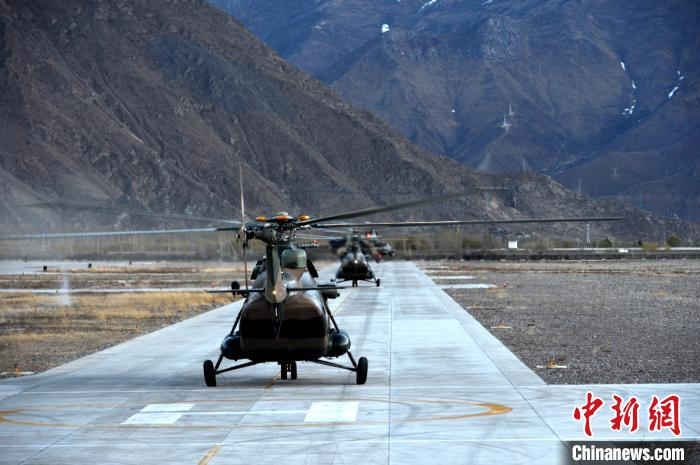     数架直升机按战术队形进入飞行航道。 蒲津 摄