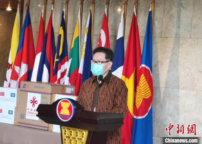 图为东盟秘书长林玉辉在捐赠仪式上致辞。中国驻东盟使团 供图