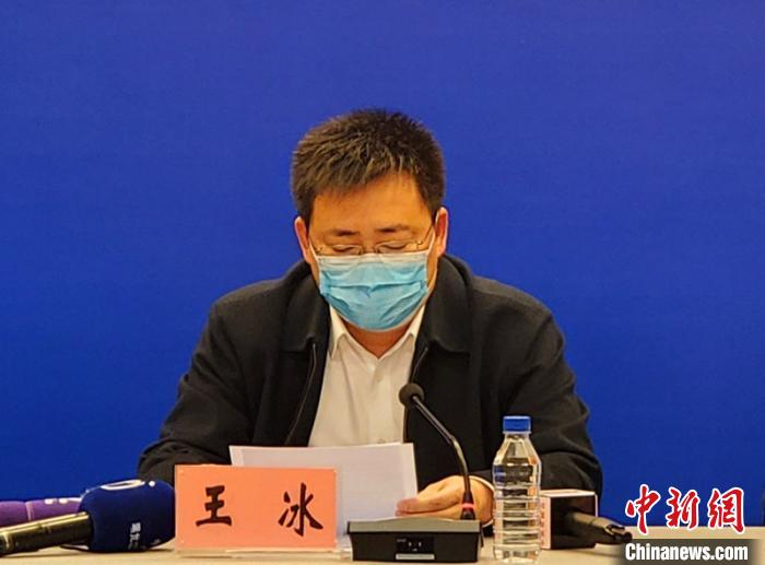     黑龙江省工信厅副厅长王冰在发布会上介绍情况。　姜辉　摄