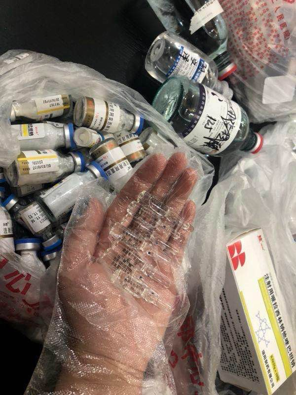 离婚前，刘云在家中发现大量药瓶，其中包括7支地塞米松。澎湃新闻记者 陈雷柱 图