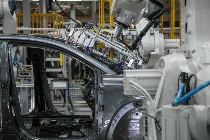 图为长安汽车智能化制造工厂。