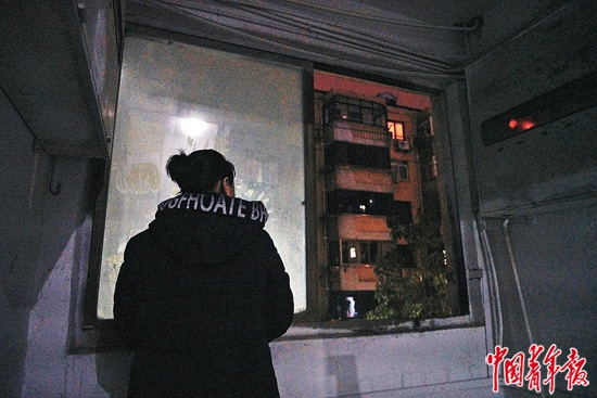 　　声称自己幼年时被邻居性侵的江梅。中青报·中青网见习记者&nbsp;李强/摄