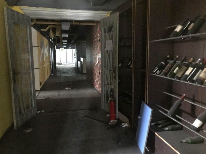 XX公司注册地空无一人，仅有原有公司搬走后剩下的杂物。 澎湃新闻记者 何利权&nbsp; 图