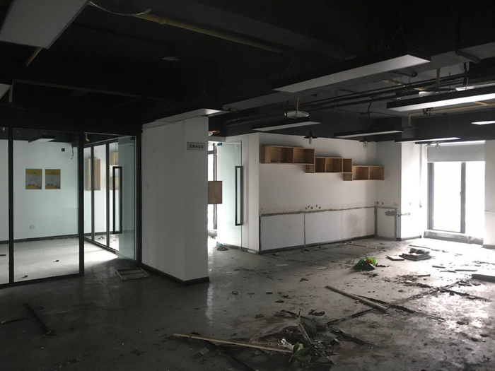 XX公司注册地空无一人，仅有原有公司搬走后剩下的杂物。 澎湃新闻记者 何利权&nbsp; 图