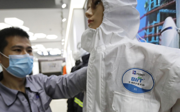 工作人员展示全国首款可重复使用的医用防护服。新京报记者 王贵彬 摄