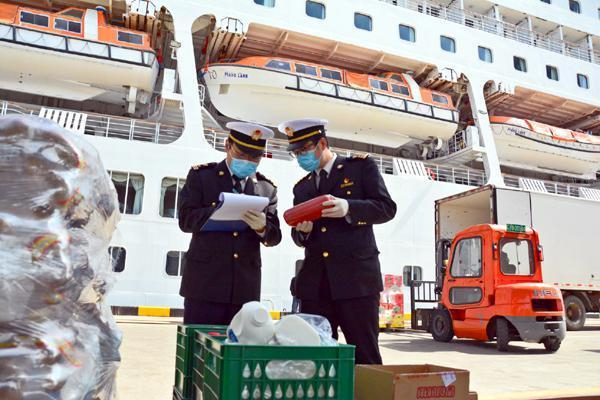 ▲上海 　　宝山海关对供应“鼓浪屿号”邮轮的物资进行检测登记。图据新民晚报