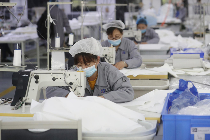 车间内，工作人员正在生产医用防护服。新京报记者 王贵彬 摄