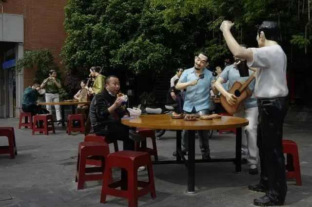 　4月8日武汉解封，居民在吉庆街吃早餐。