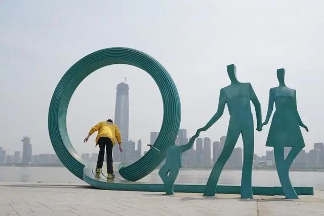 武汉解封后，一位武汉市民在江滩玩耍。中青报·中青网见习记者李强/摄