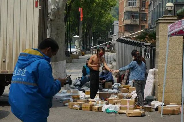 武汉一所高校封闭管理，校内的快递都堆放在门口。中青报·中青网见习记者李强/摄