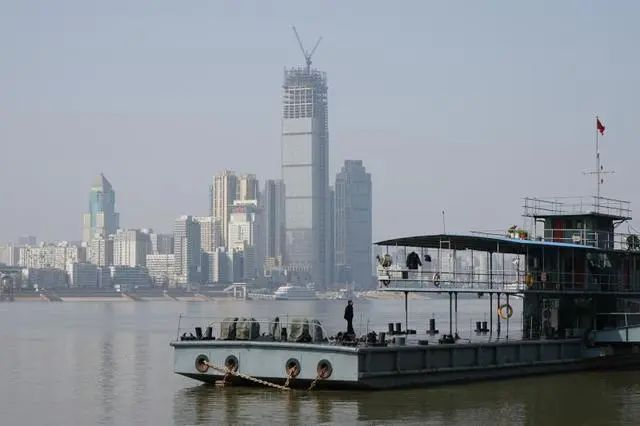 封城期间，有人在码头的船上生活。中青报·中青网见习记者李强/摄