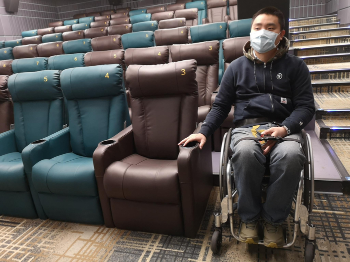 潘逸飞体验影院轮椅坐席。摄影/新京报记者 黄哲程