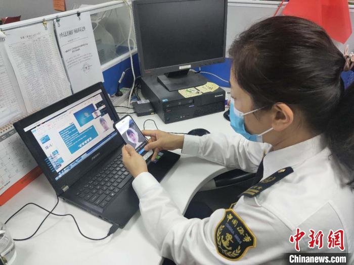     运用海事之眼人脸识别功能核对参加培训船员身份　李桂堂　摄