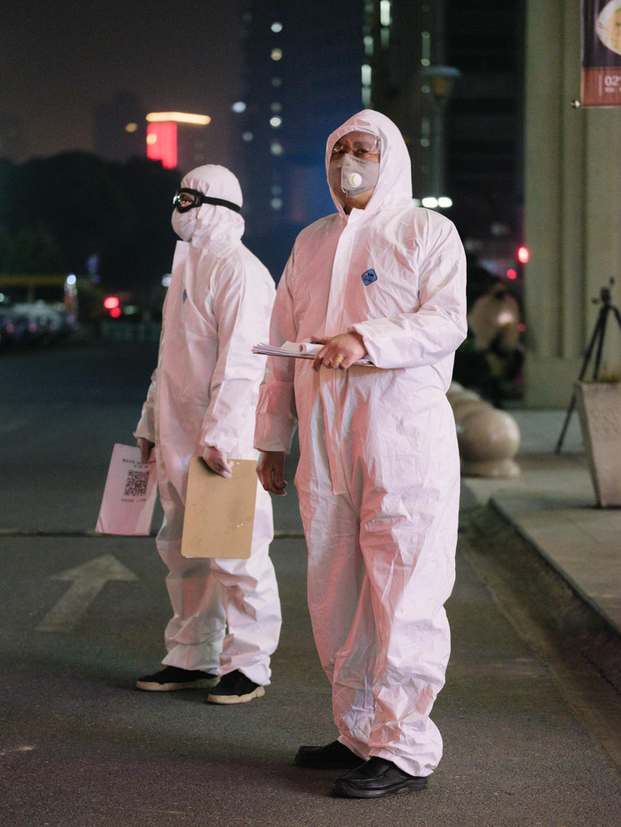 2020年3月11日晚，上海嘉定安亭，两名检疫人员在等待从湖北返沪的复工人员。 澎湃新闻记者 周平浪&nbsp; 图