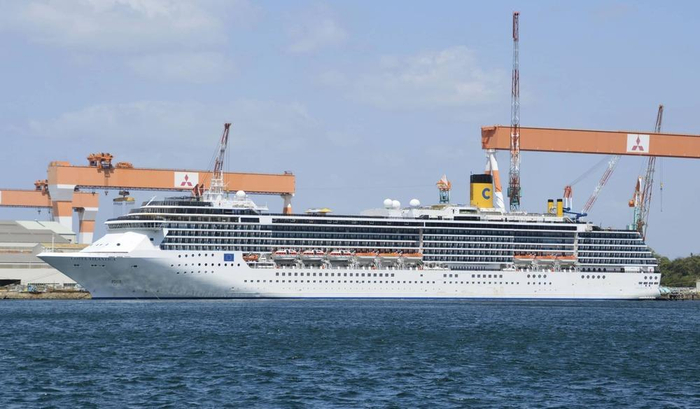 ▲ 　　停靠日本长崎港的“歌诗达大西洋”号目前已有34名船员确诊。图据路透社