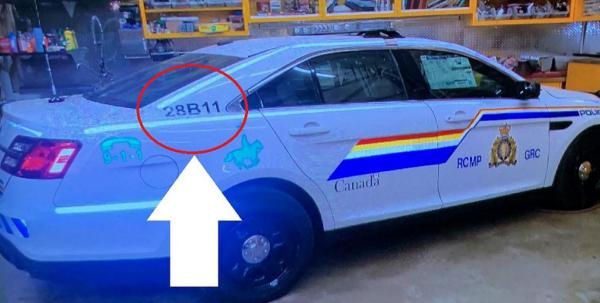 警方发布的凶手最初驾驶的假警车，红圈中为识别其的编码。