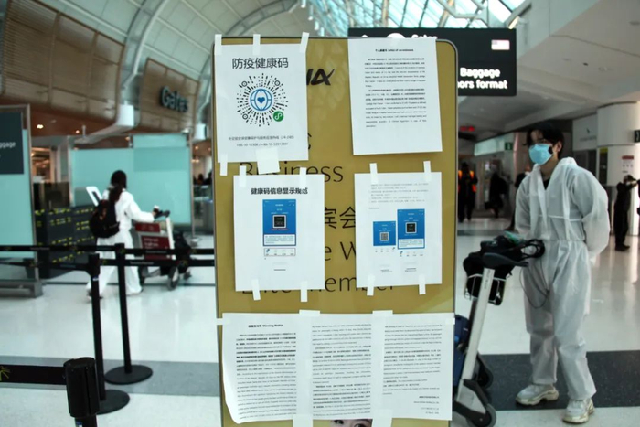  当地时间4月22日，加拿大多伦多皮尔逊国际机场，一家中国航空公司的值机区域醒目地张贴着健康码填报二维码等入境防疫信息。有“全副武装”做好防护措施的乘客准备办理准备飞赴中国的值机手续。乘客中的大多数为中国留学生。中新网记者余瑞冬 摄