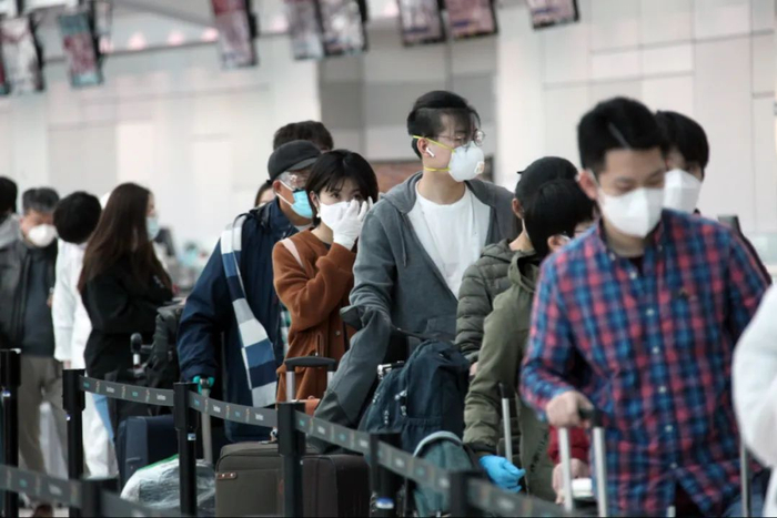  当地时间4月22日，准备飞赴中国的乘客在加拿大多伦多皮尔逊国际机场排队办理值机手续。乘客中的大多数为中国留学生。中新网记者余瑞冬 摄