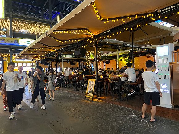 夜晚23:00，上邦百汇城依然热闹。图片来源：马丽娜/摄