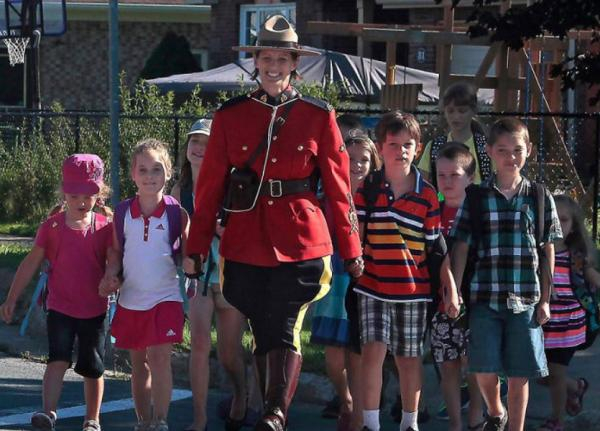 女警海蒂·斯蒂文森和孩子们在一起。