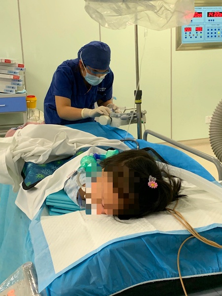 图说：儿童医院麻醉师为小园园做麻醉准备 医院供图（下同）