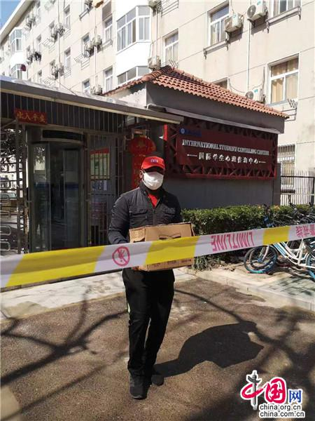 彼得每天下午帮学生取快递。