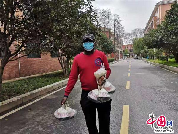 彼得帮学生取外卖。
