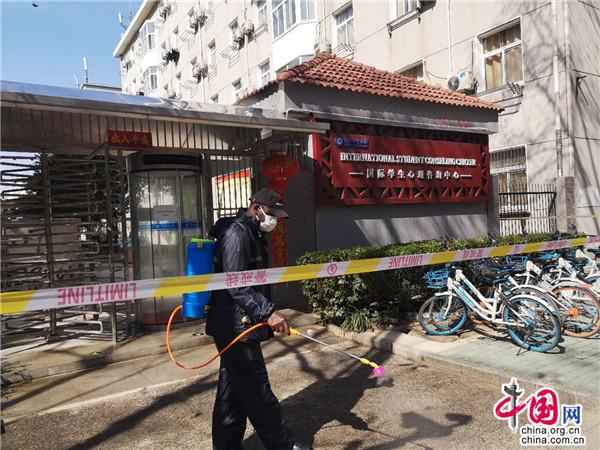 湖北工业大学国际教师彼得疫情期间留校协助开展防疫工作。