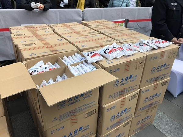 被查获的假冒大白兔奶糖&nbsp;&nbsp;警方供图