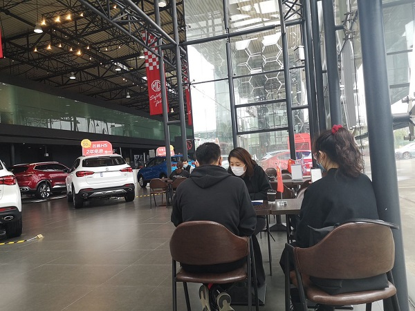 图说：记者体验签单环节 采访对象供图