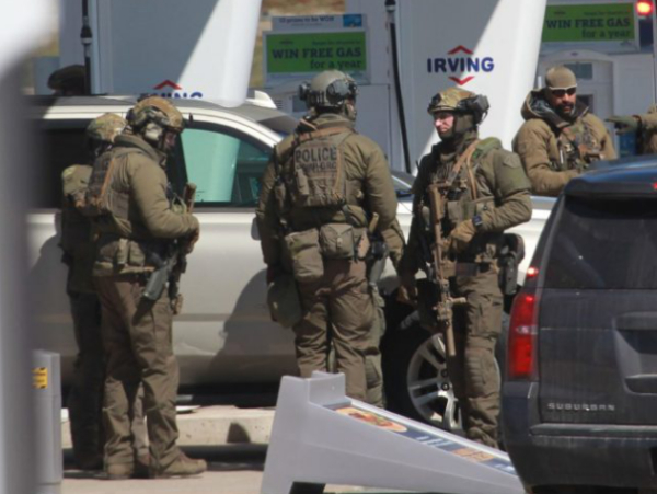 在击毙沃特曼现场全副武装的警察。