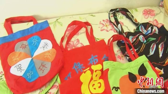     图为胡玉娥制作的环保袋。　潞州区融媒体中心供图