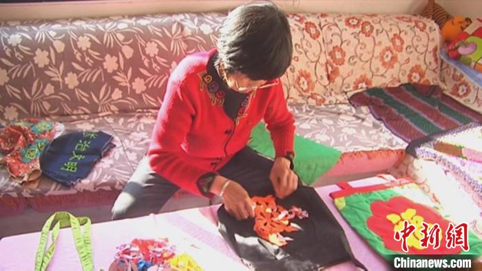 胡玉娥正在制作环保袋。　潞州区融媒体中心供图 