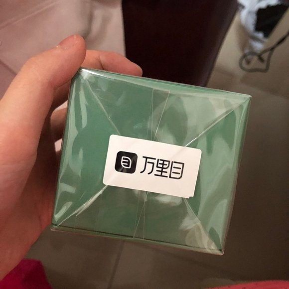 万里目出售的商品上贴有防伪贴纸 图片来源：微博