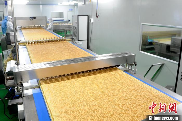福建省然利食品有限公司自主研发虎皮蛋糕生产线。　张金川 摄