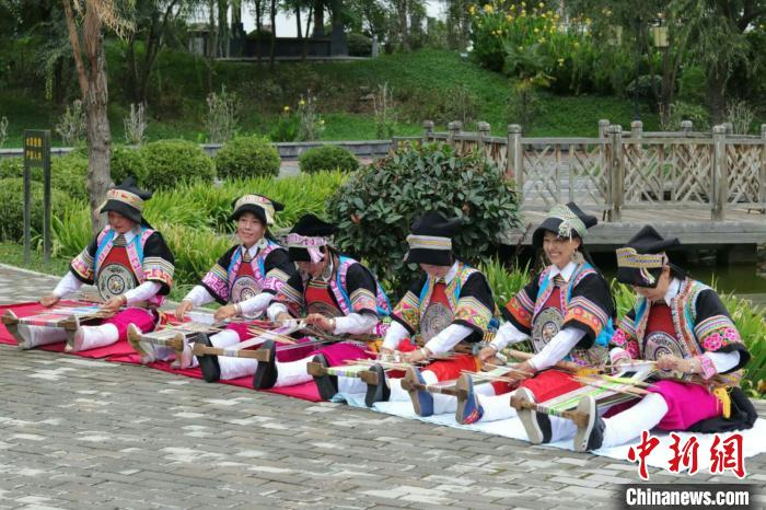     图为甘肃甘南藏族自治州舟曲县女性学习织锦带技艺。（资料图）　金东秀　摄