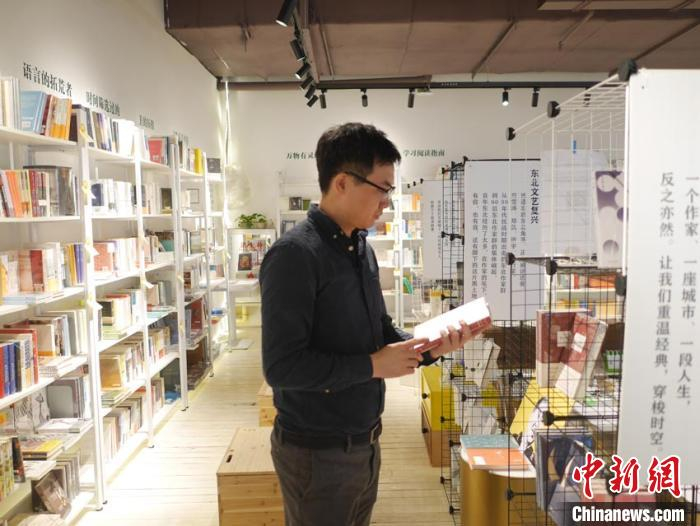     苑峥在书店　石洪宇　摄