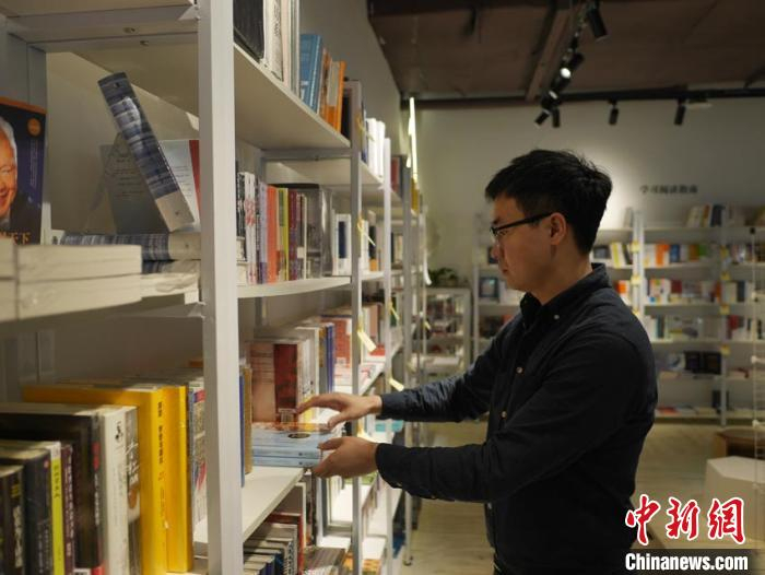 苑峥整理图书 石洪宇 摄