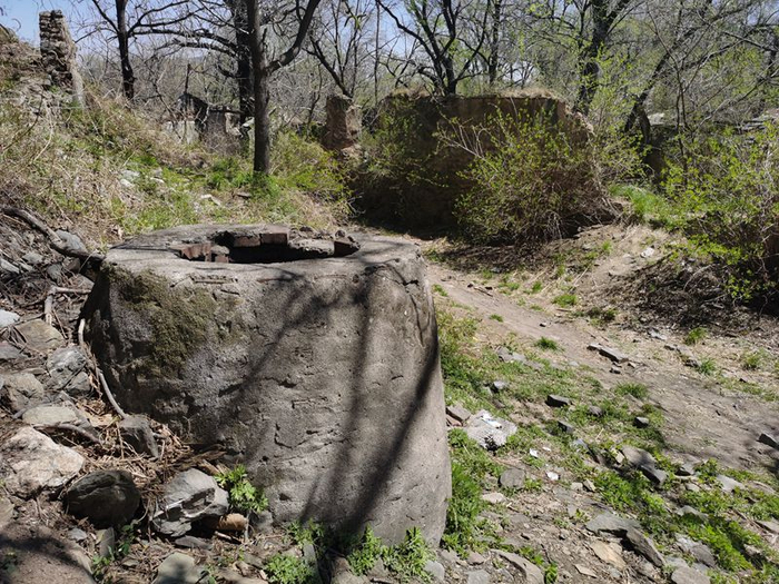 村道上还有一座水井 。新京报记者 王颖 摄