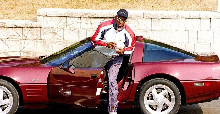 　乔丹和他的豪车。