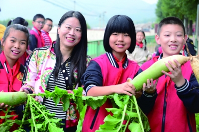 密云区太师屯镇中心小学师生走进“开心农场”体验秋收