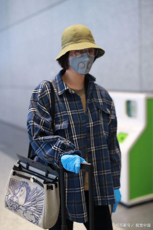 37岁蒋欣戴可爱小黄帽现身机场，亲自推行李潇洒率真魅力藏不住