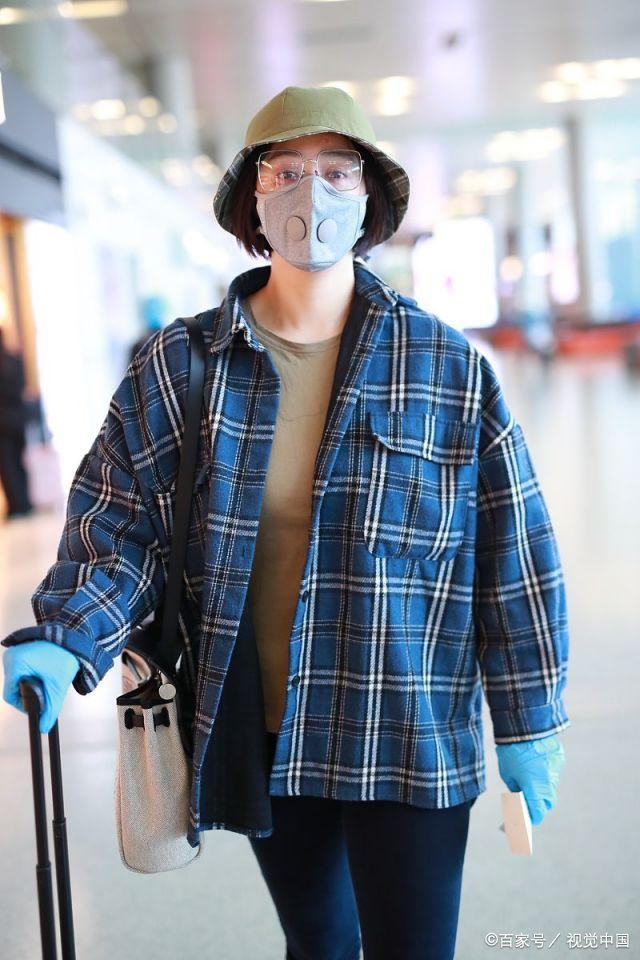 37岁蒋欣戴可爱小黄帽现身机场，亲自推行李潇洒率真魅力藏不住