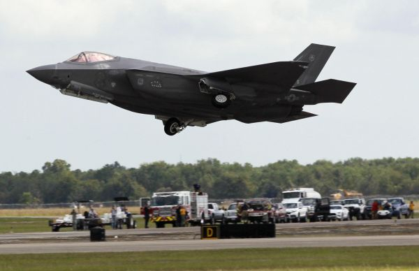 资料图：在美国休斯敦航空展上，美军F-35战斗机进行飞行表演。新华社发